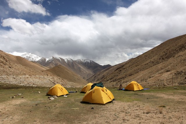 Палаточный лагерь около монастыря